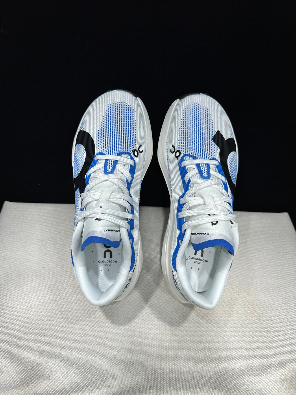 ON - CLOUDBOOM VOLT WHITE BLUE BLACKLOGO