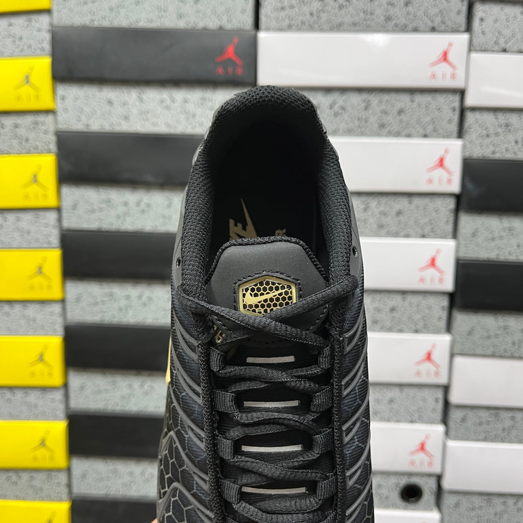NIKE AIR MAX PLUS Black Honey