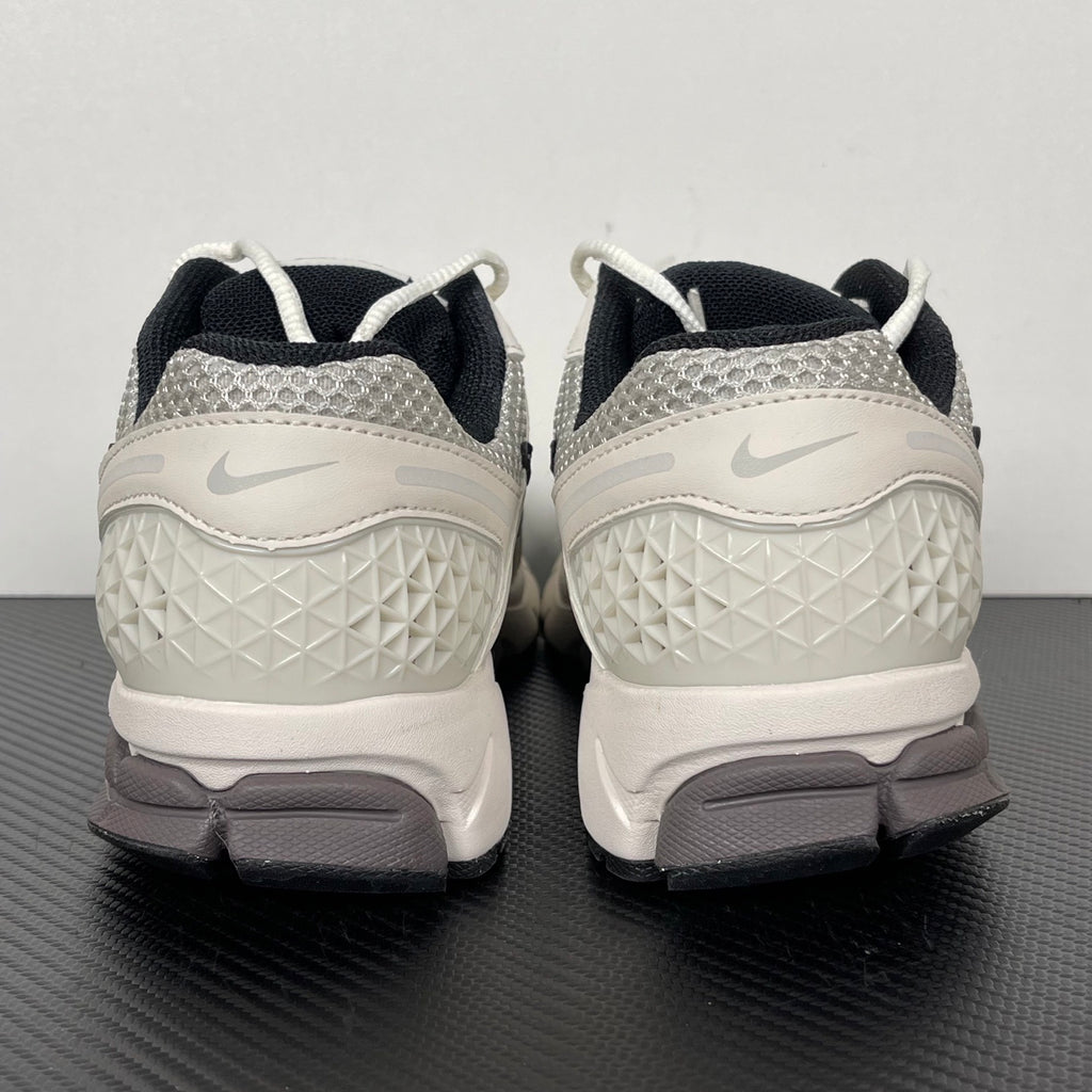 NIKE AIR ZOOM VOMERO 5 Phantom / Metallic Platinum – Light Iron Ore