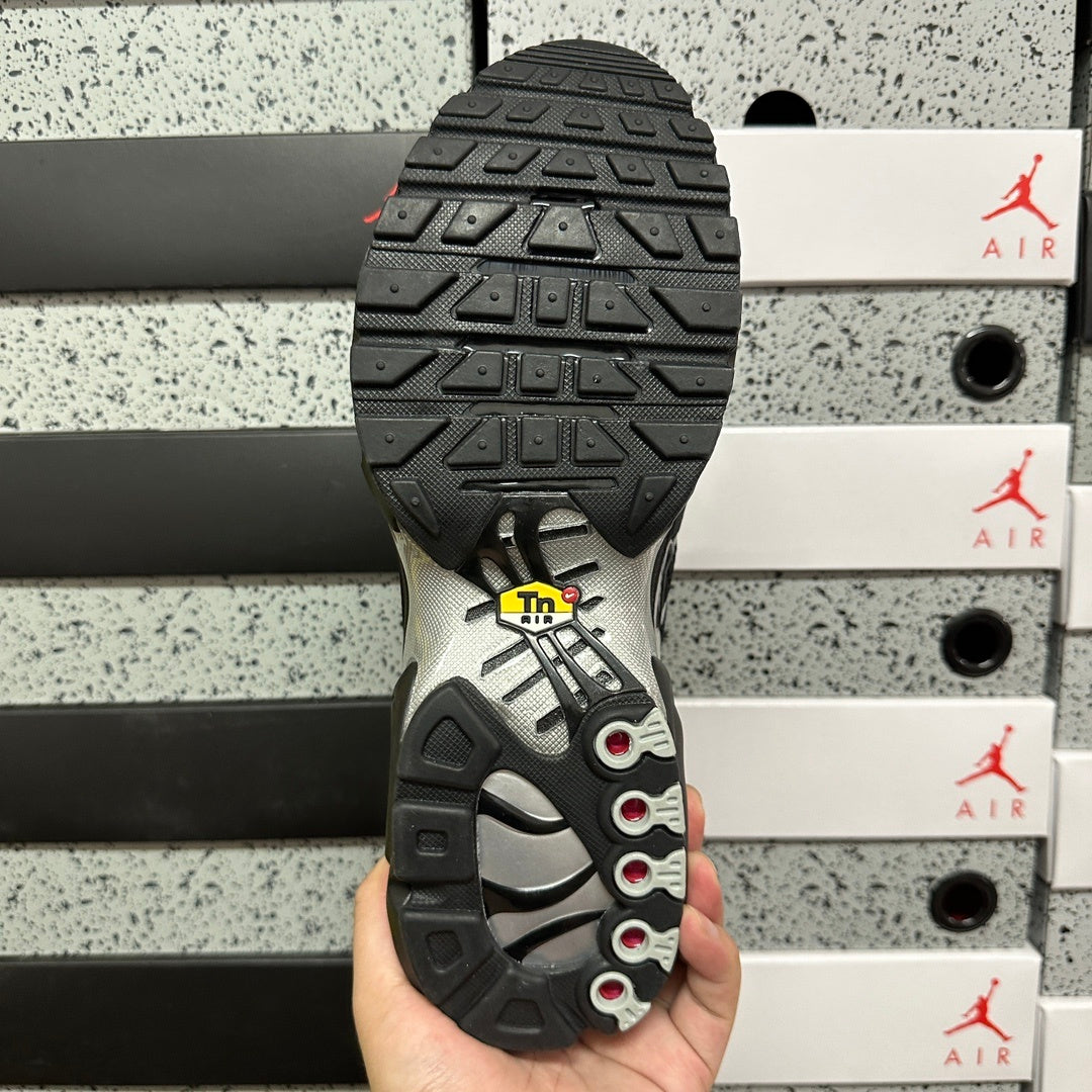 NIKE AIR MAX PLUS Black Reflective Silver