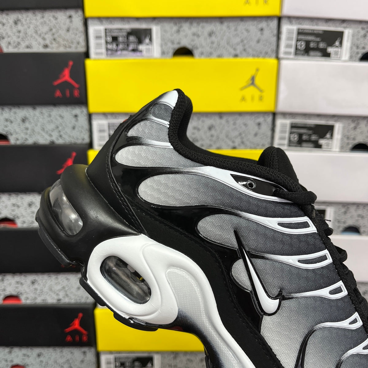 NIKE AIR MAX PLUS Black Silver White