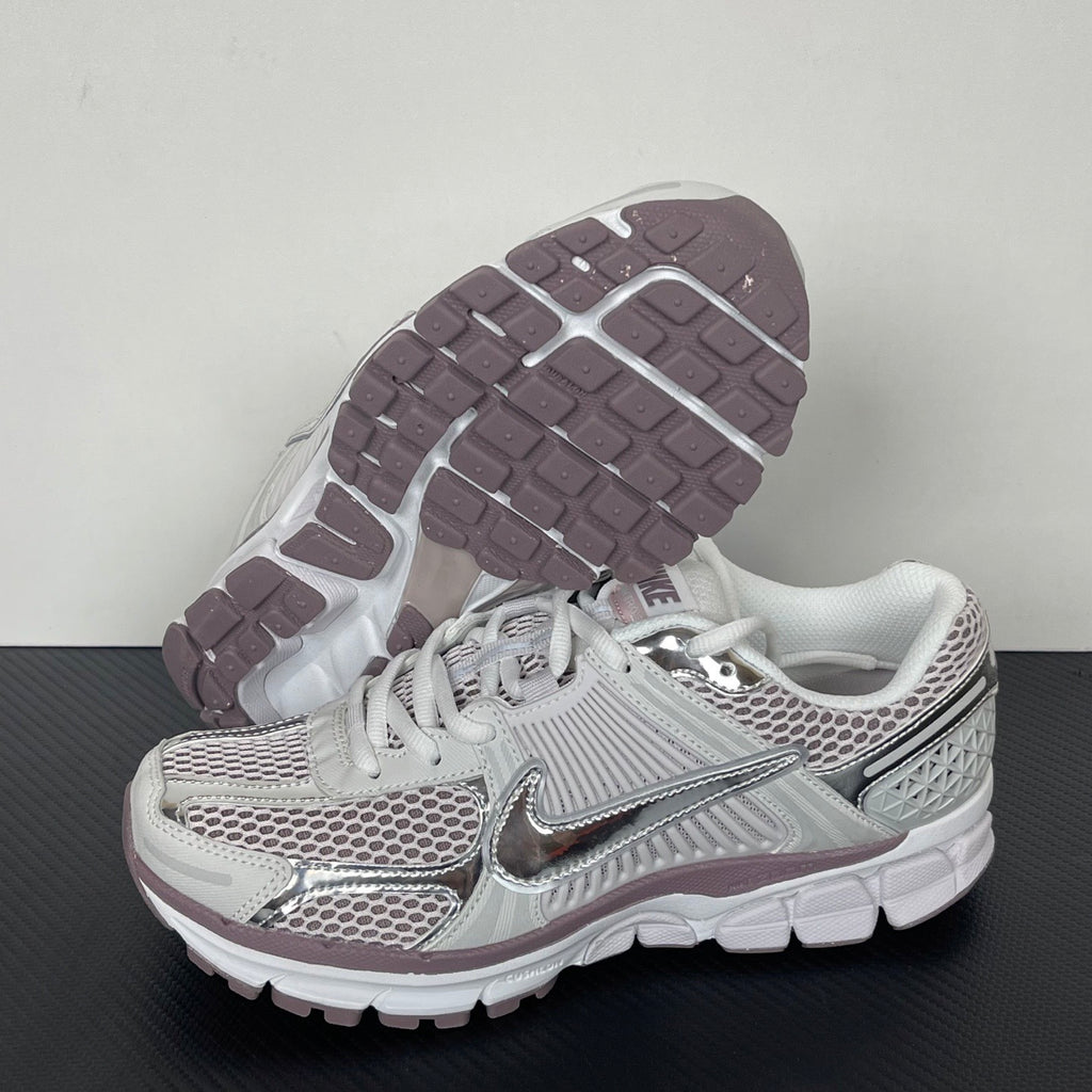 NIKE AIR ZOOM VOMERO 5 Metallic Silver / Platinum Violet