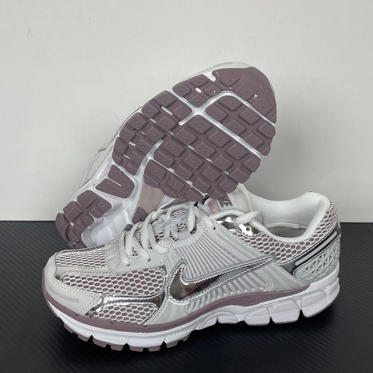 NIKE AIR ZOOM VOMERO 5 Metallic Silver / Platinum Violet