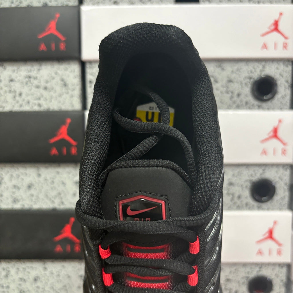 NIKE AIR MAX PLUS Black Red