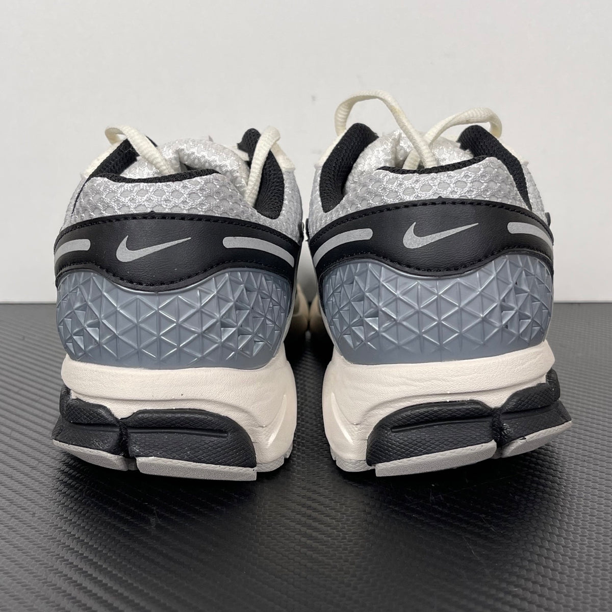 NIKE AIR ZOOM VOMERO 5 "Photon Dust Black"