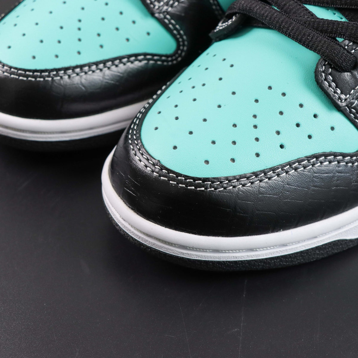 Nike SB Dunk Low Pro x Diamond Supply Co. "Tiffany"