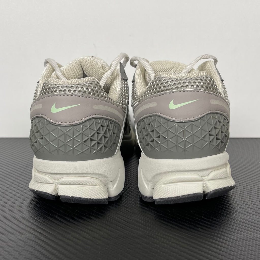 NIKE AIR ZOOM VOMERO 5 "Cobblestone / Flat Pewter"