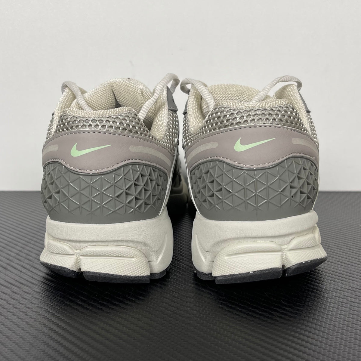 NIKE AIR ZOOM VOMERO 5 "Cobblestone / Flat Pewter"