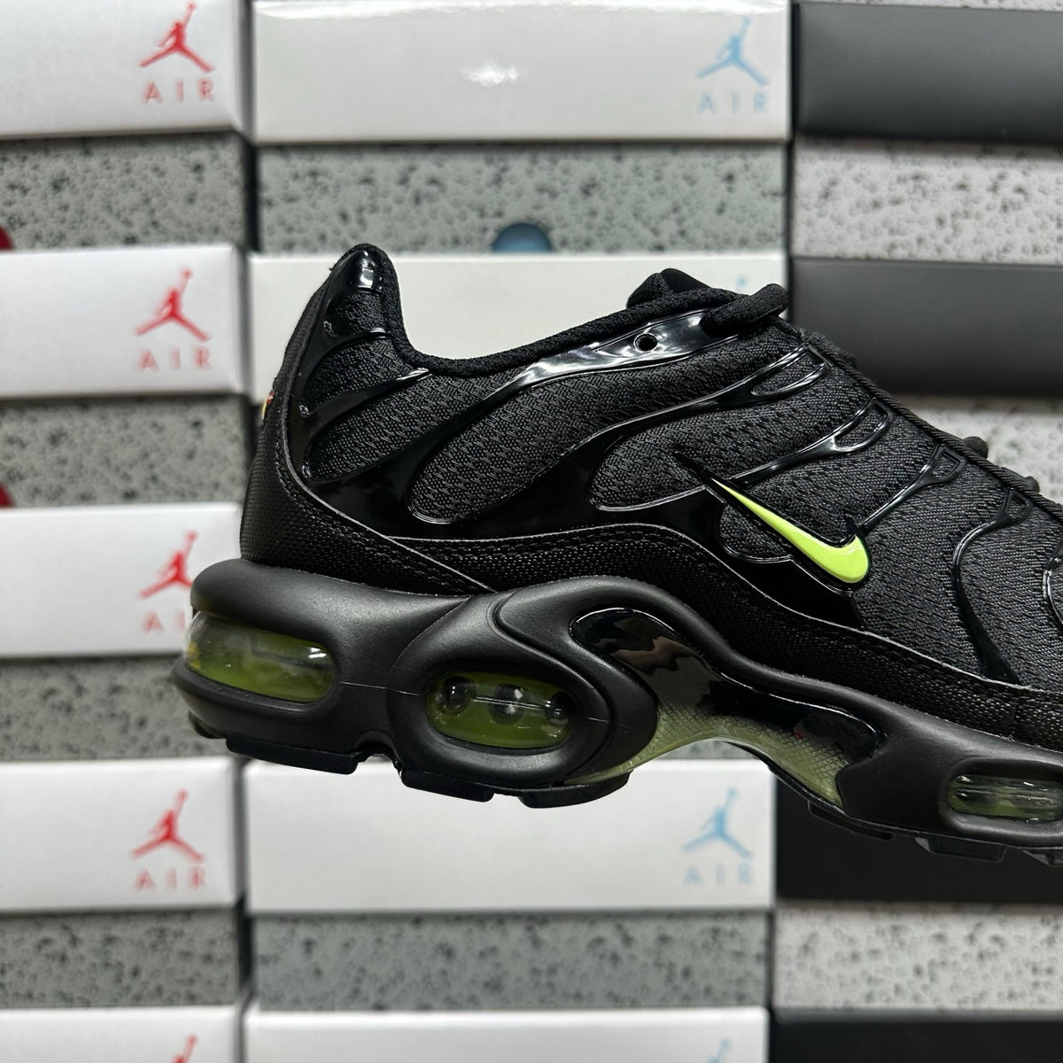 NIKE AIR MAX PLUS Black Volt Ice