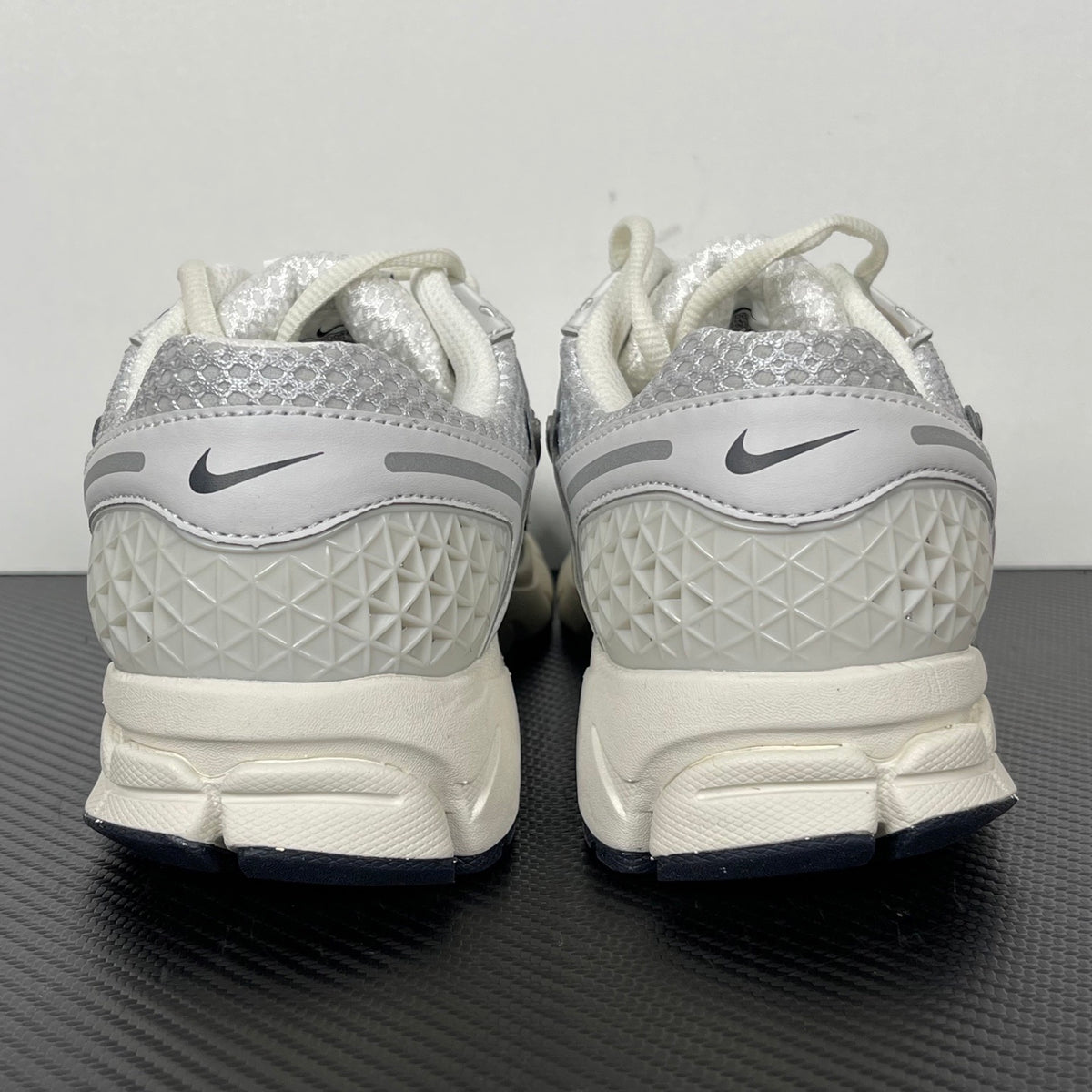 NIKE AIR ZOOM VOMERO 5 Photon Dust / Metallic Silver