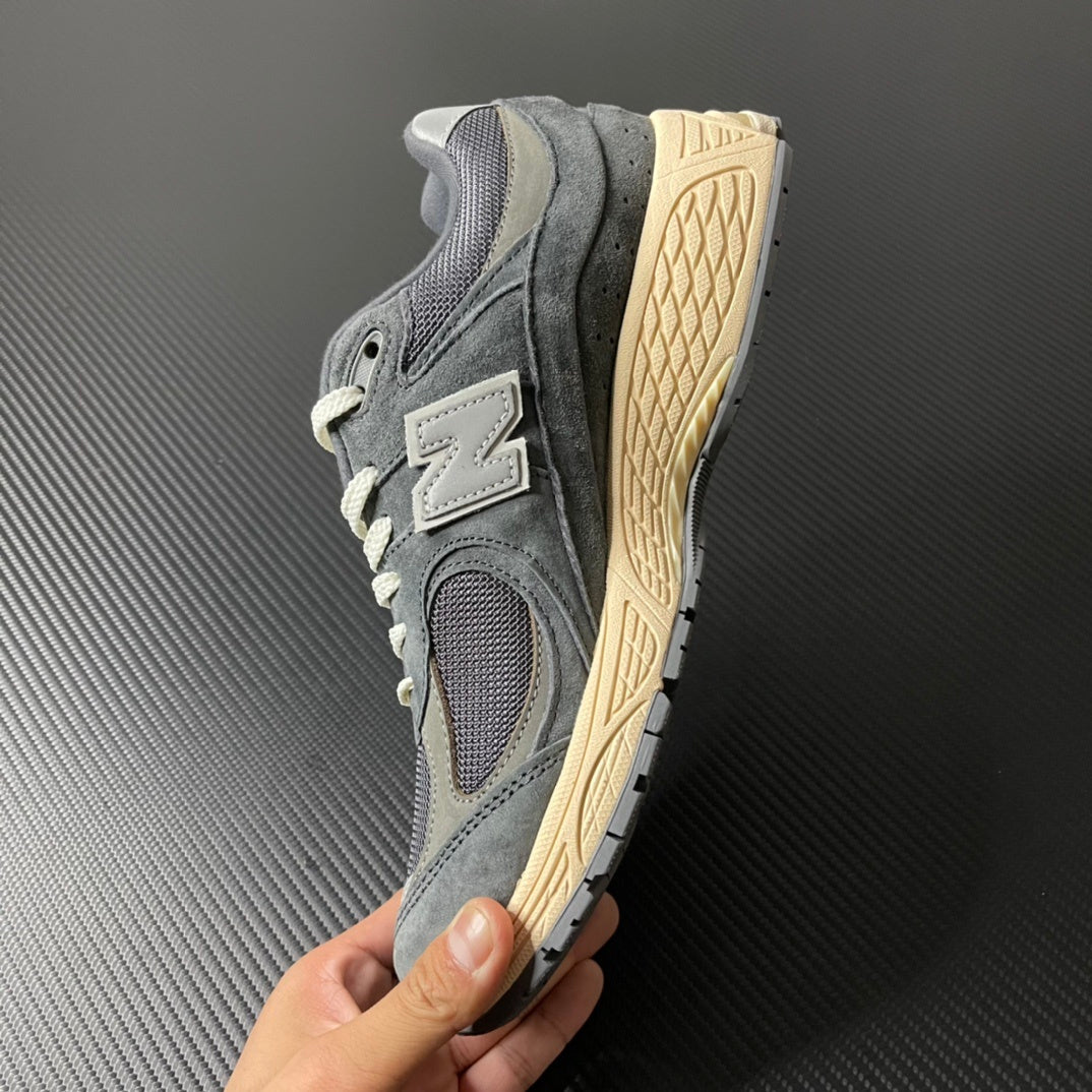 NEW BALANCE 2002R charcoal and grey