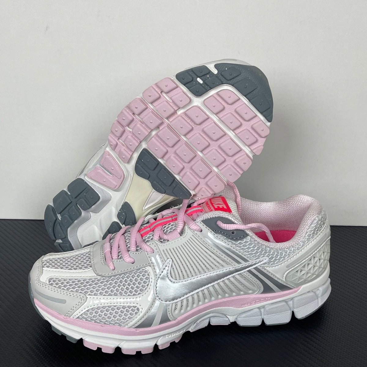 NIKE AIR ZOOM VOMERO 5 light grey and pink