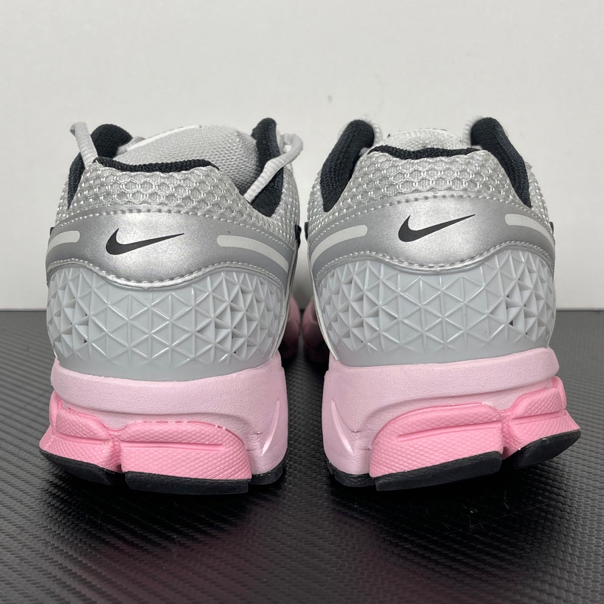 NIKE AIR ZOOM VOMERO 5 "Photon Dust / Metallic Silver / Pink Foam"