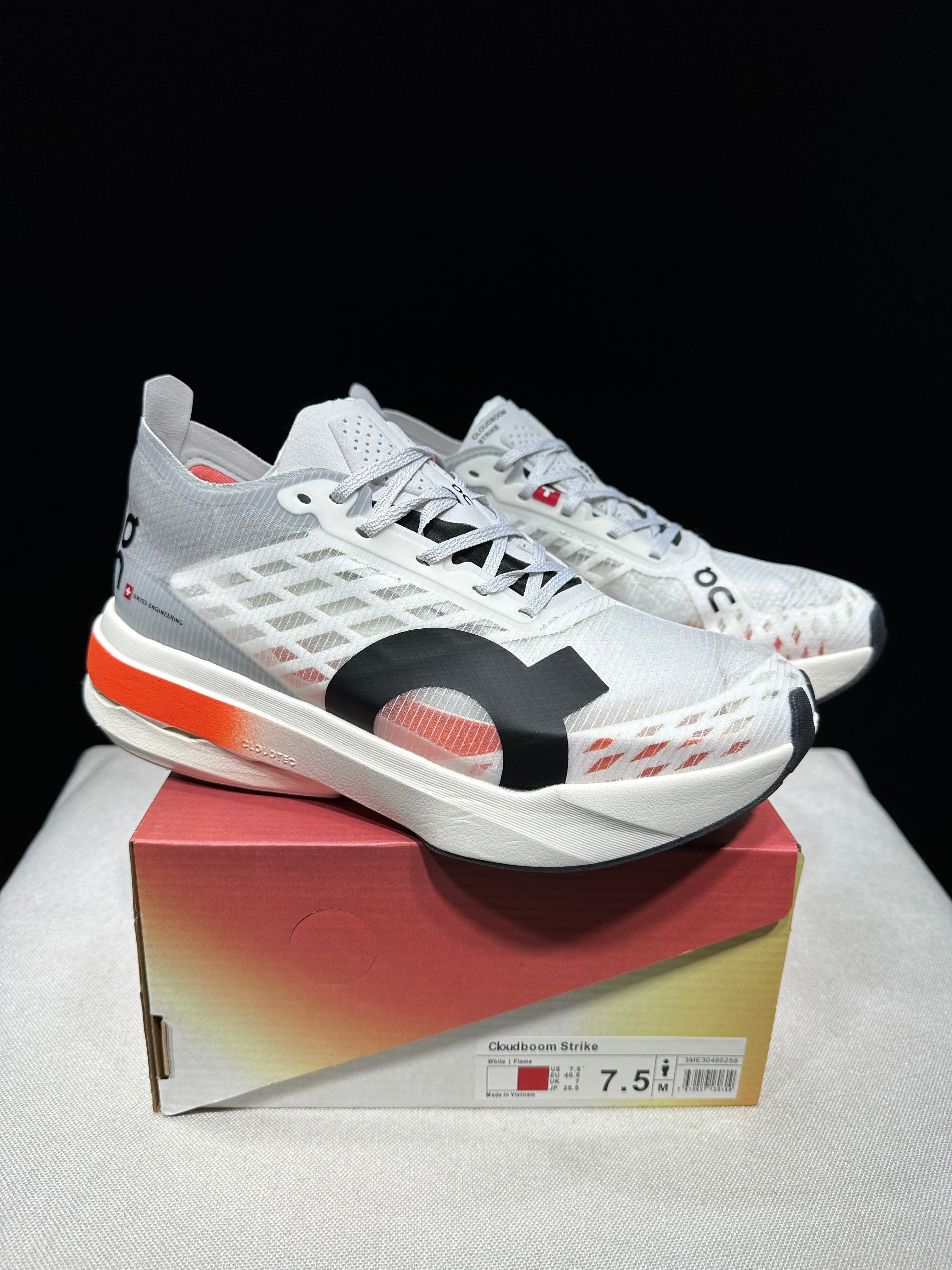 ON - Cloudboom Strike 'White | Black'