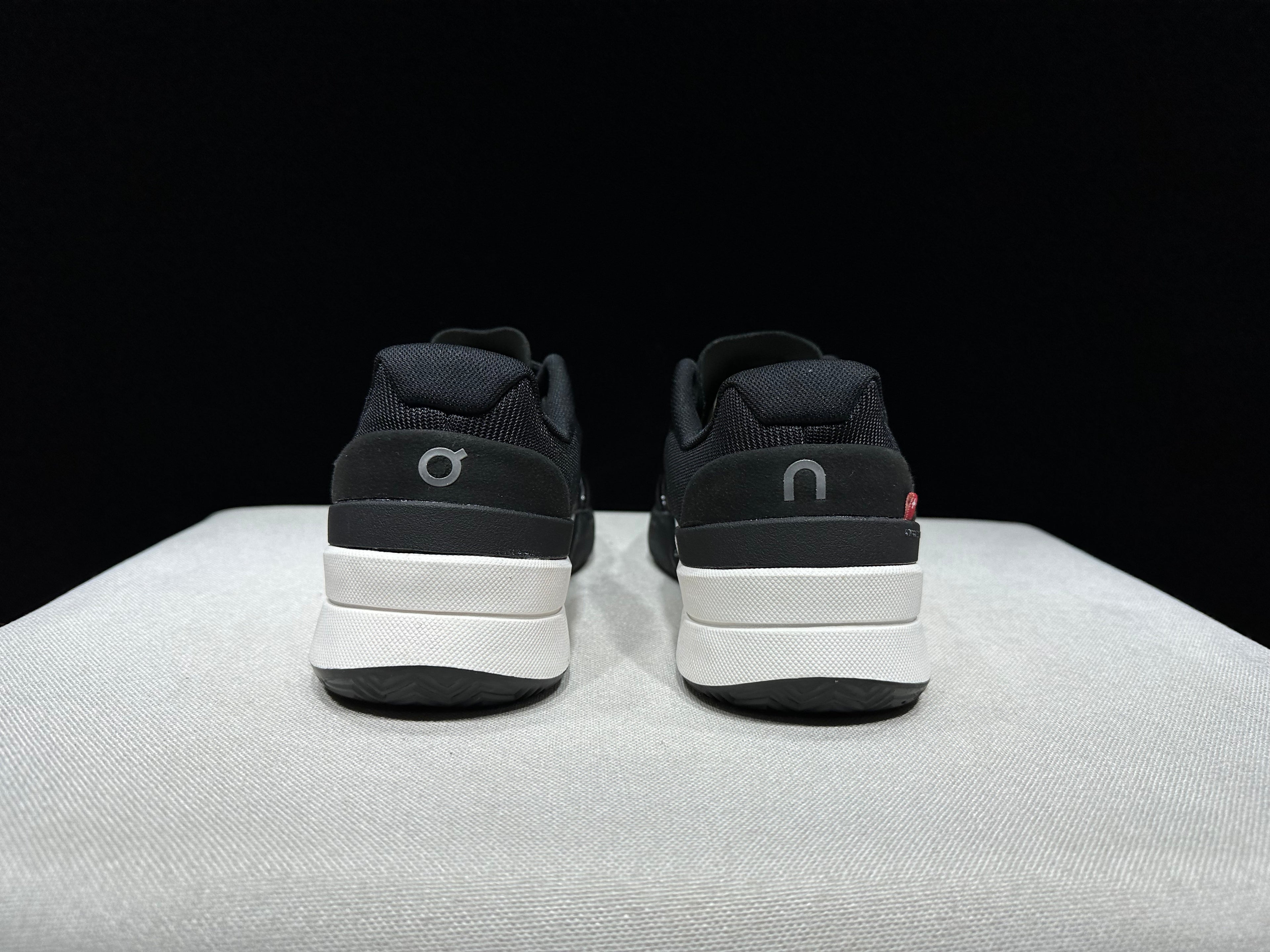 THE ROGER Pro 2 'Black | White'