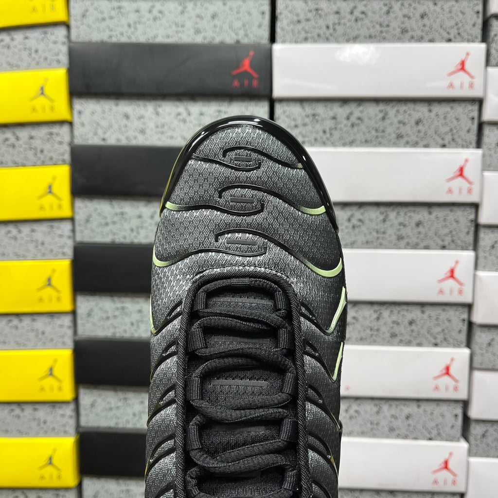 NIKE AIR MAX PLUS Iron Grey Light Liquid Lime Black