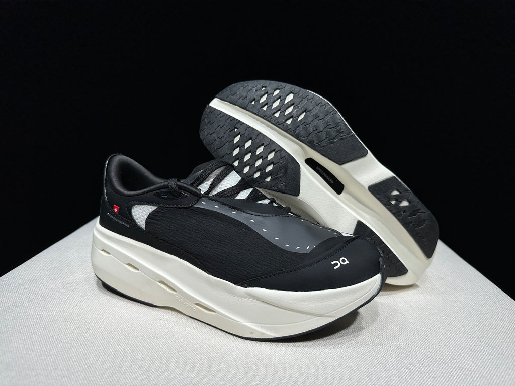 ON - CLOUDBOOM VOLT BLACK WHITE