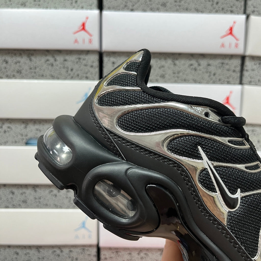 NIKE AIR MAX PLUS Black Chrome