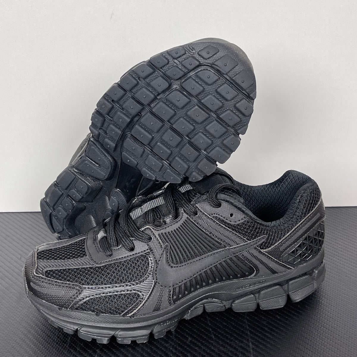 NIKE AIR ZOOM VOMERO 5 "Triple Black"