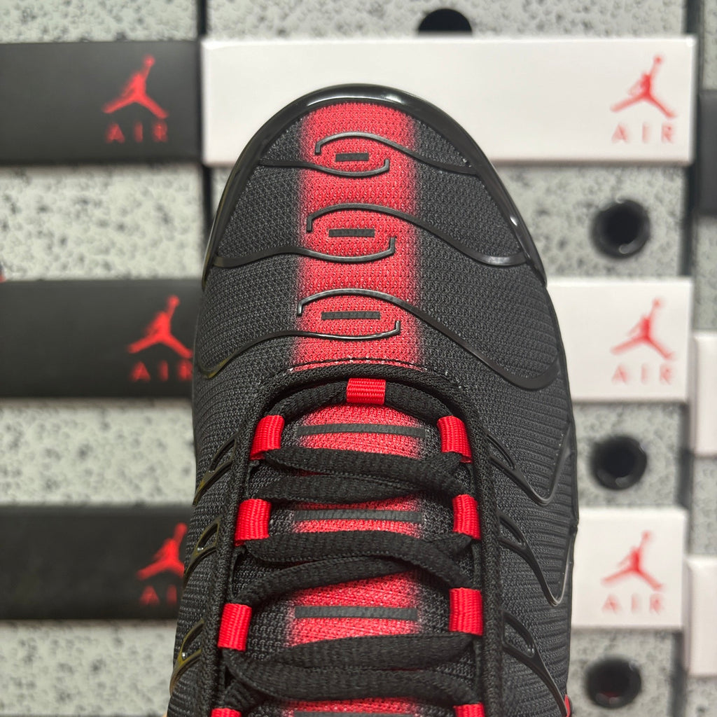 NIKE AIR MAX PLUS Black Red
