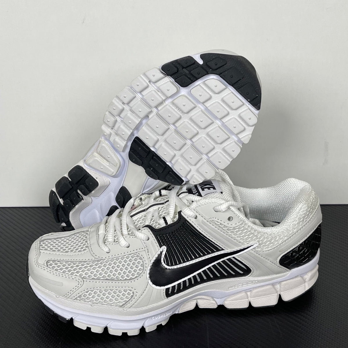 NIKE AIR ZOOM VOMERO 5 "White Black" "Panda"