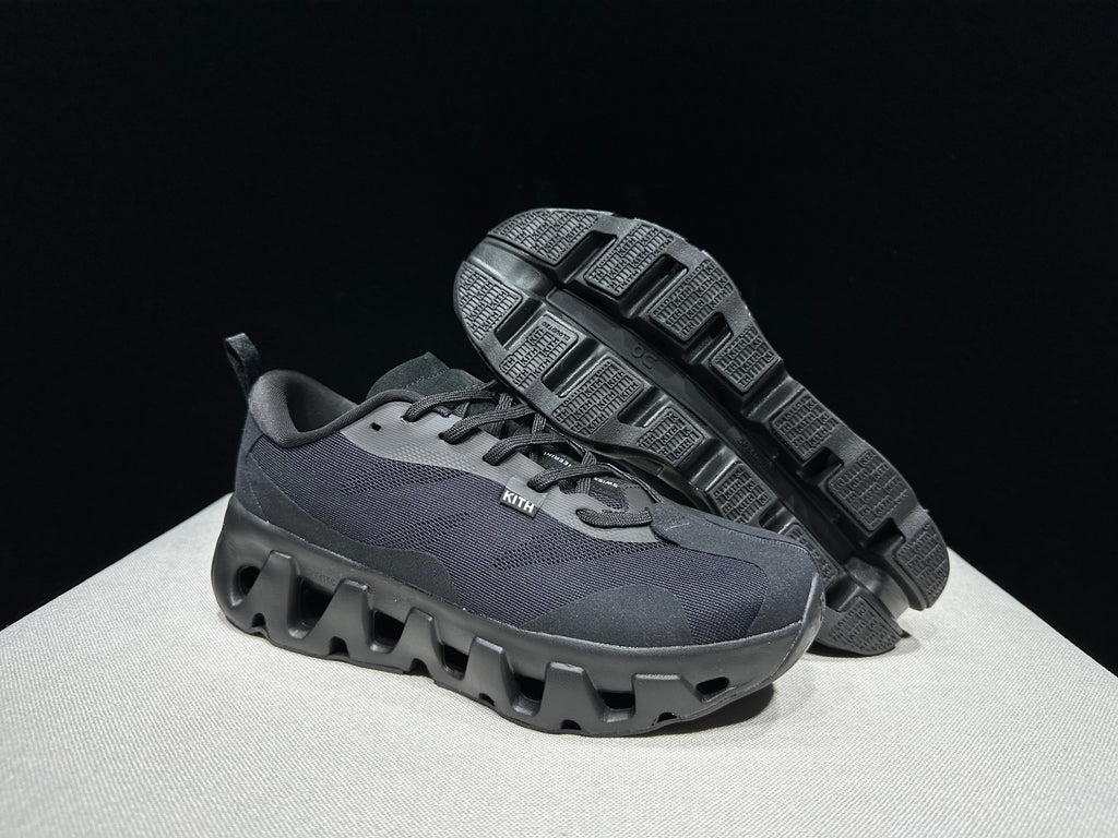ON - KITH K TECH 1 TRIPLE BLACK