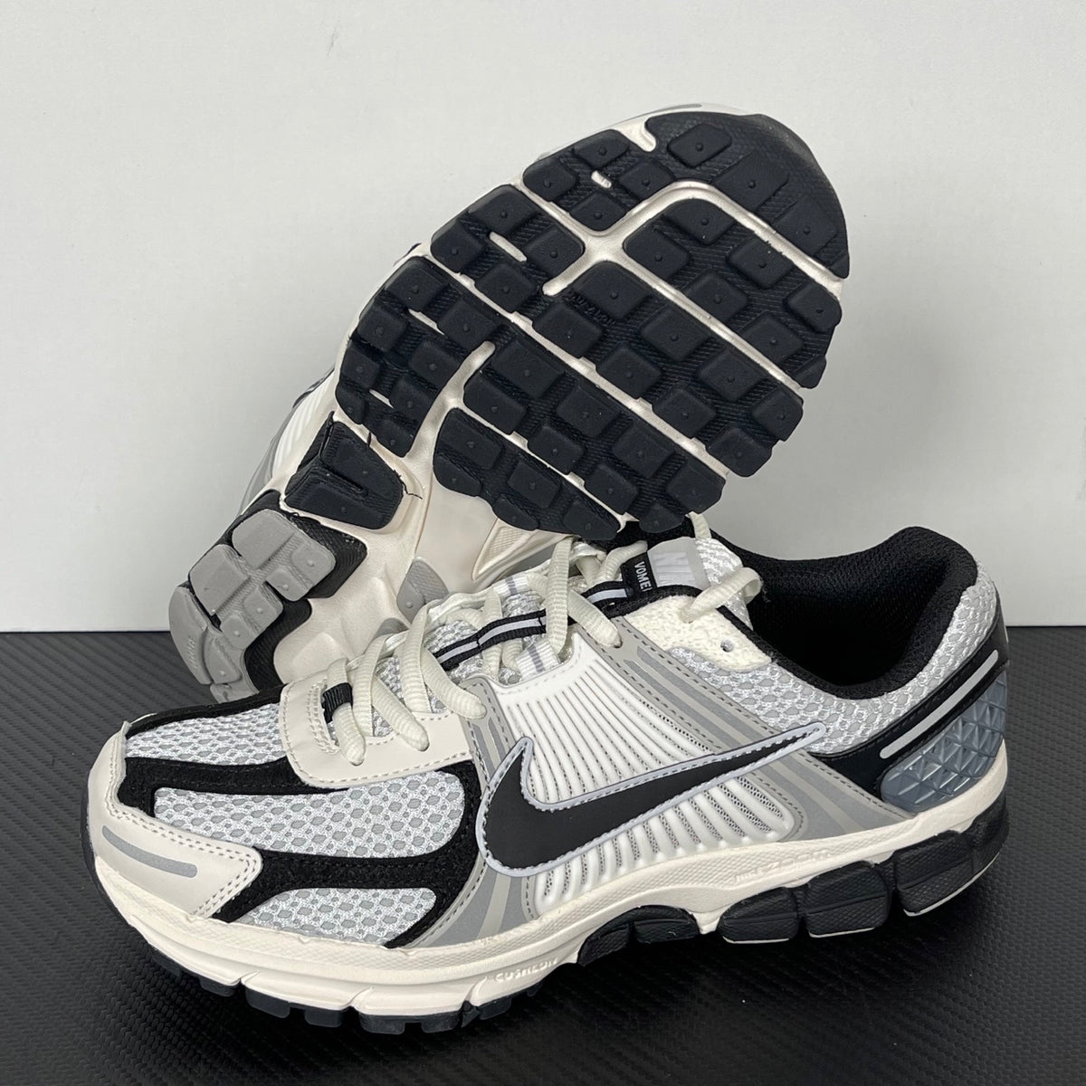 NIKE AIR ZOOM VOMERO 5 "Photon Dust Black"