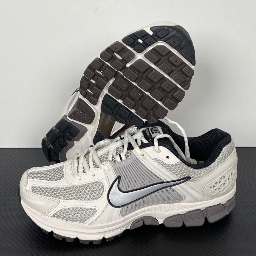 NIKE AIR ZOOM VOMERO 5 Phantom / Metallic Platinum – Light Iron Ore