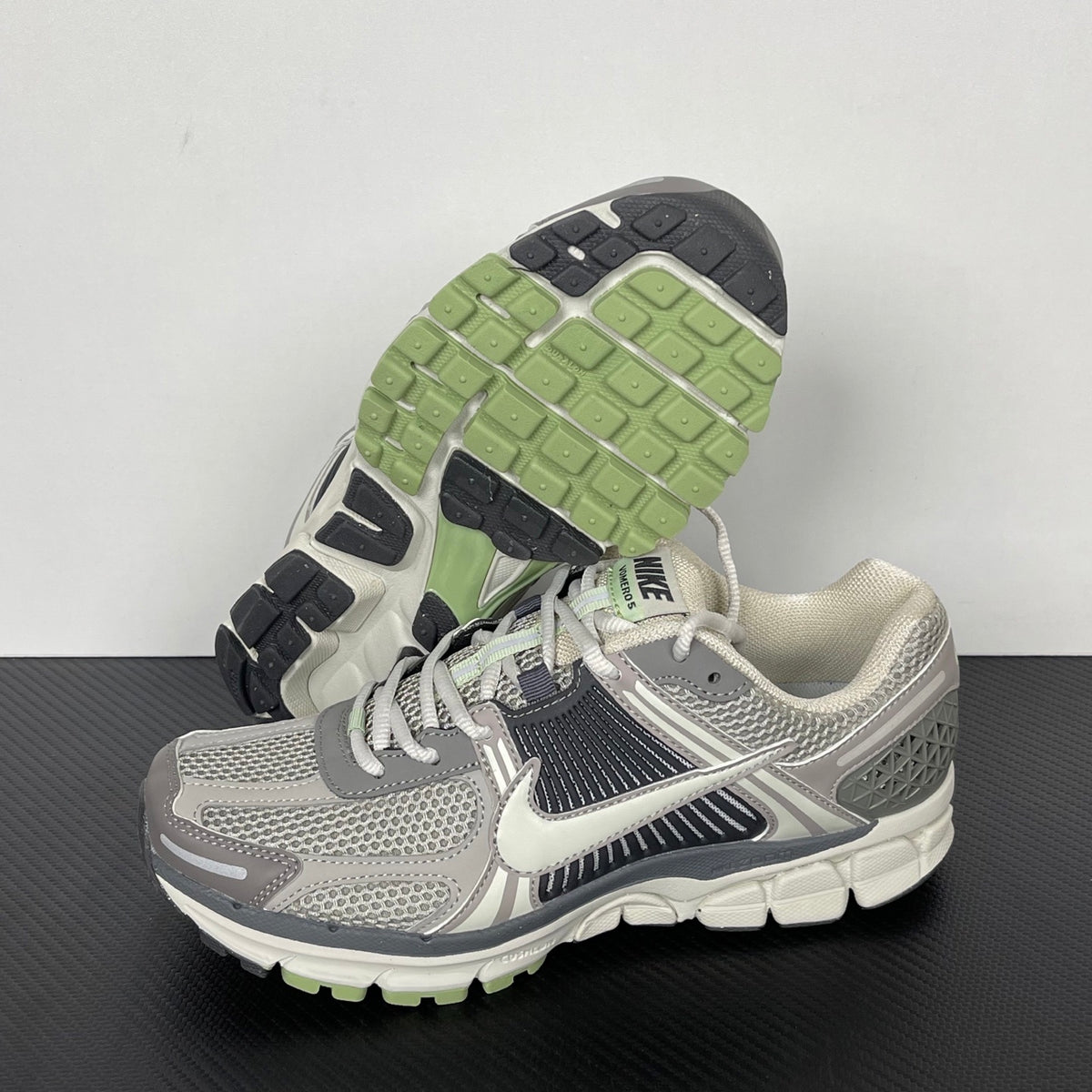 NIKE AIR ZOOM VOMERO 5 "Cobblestone / Flat Pewter"