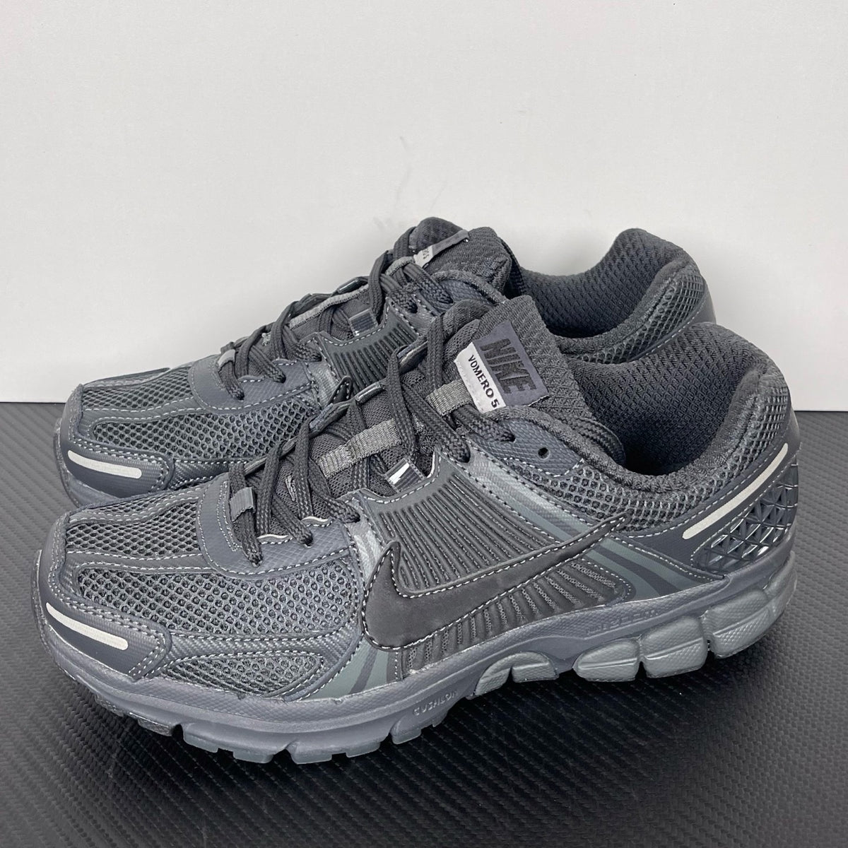NIKE AIR ZOOM VOMERO 5 SP "Anthracite" dark grey and black