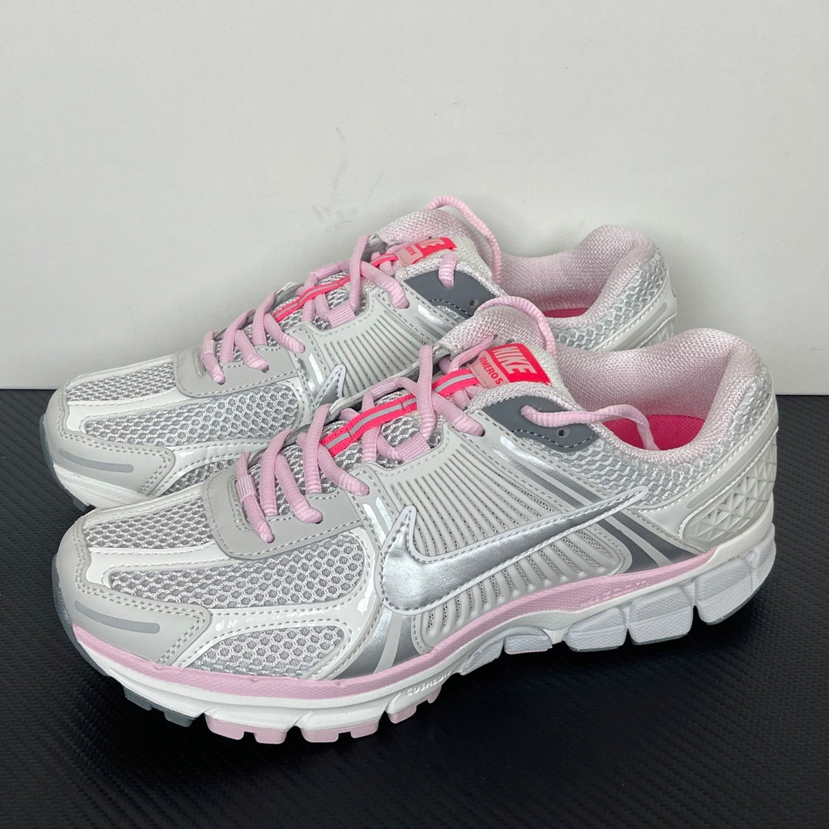 NIKE AIR ZOOM VOMERO 5 light grey and pink