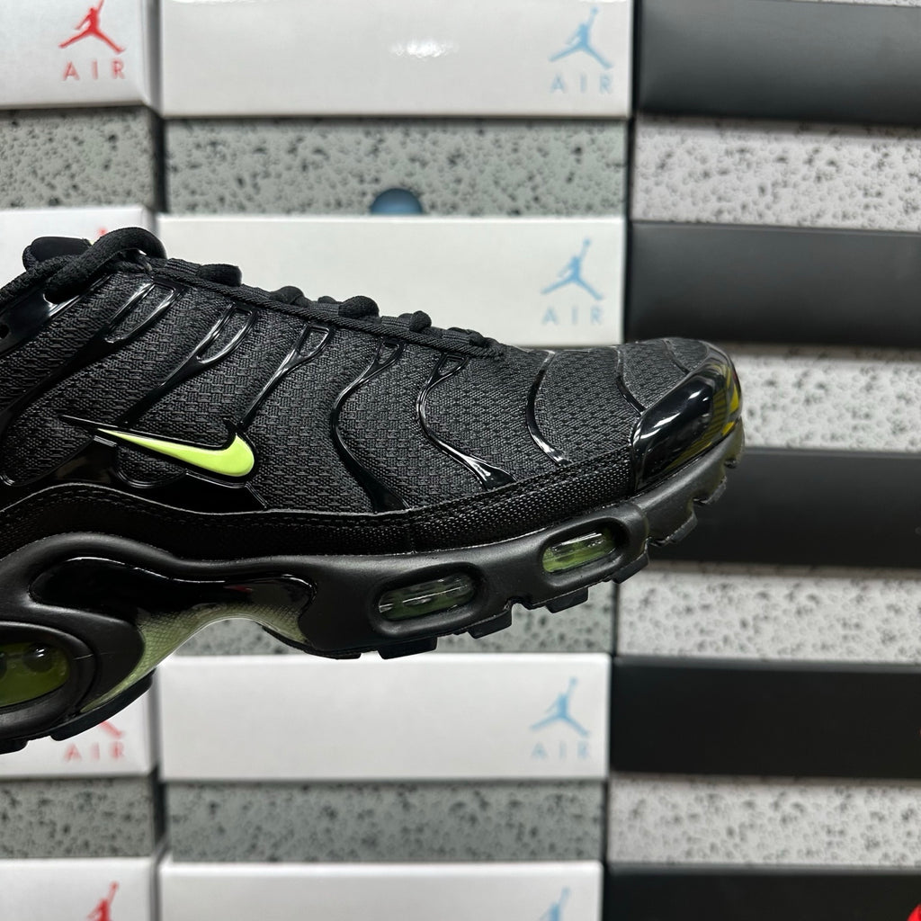 NIKE AIR MAX PLUS Black Volt Ice