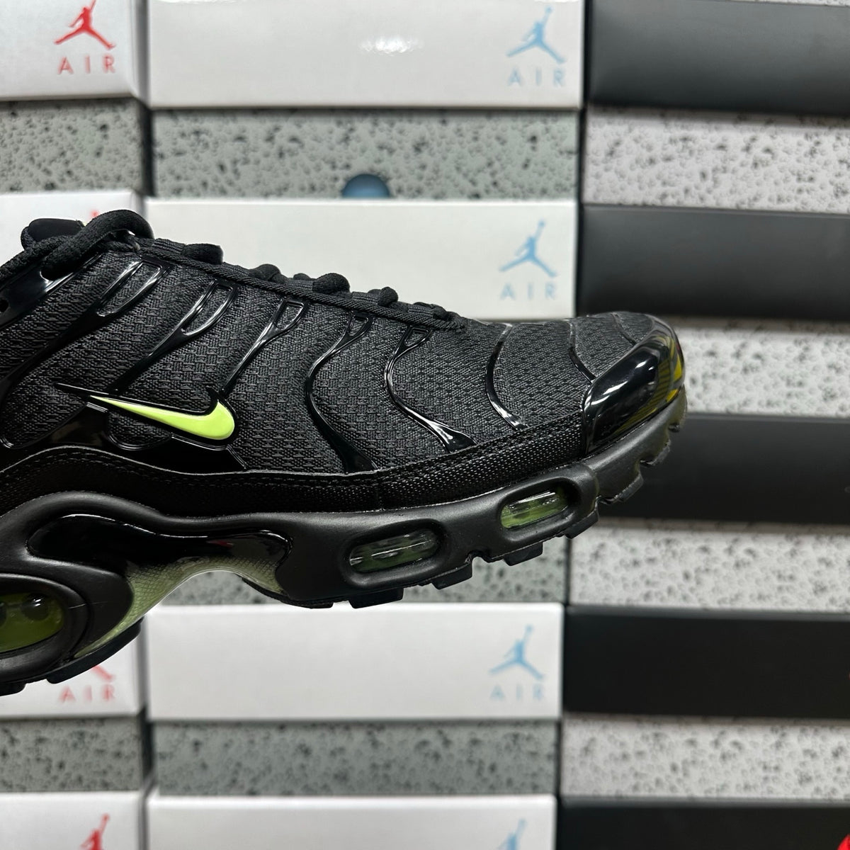 NIKE AIR MAX PLUS Black Volt Ice