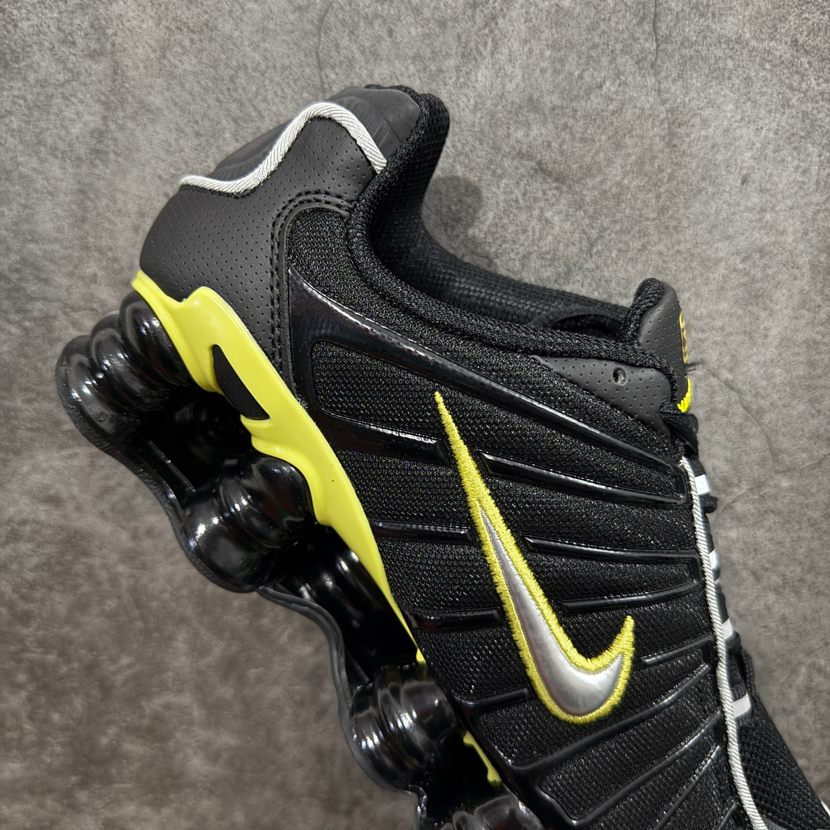 NIKE SHOX TLX Black/Dynamic Yellow/Metallic Silver