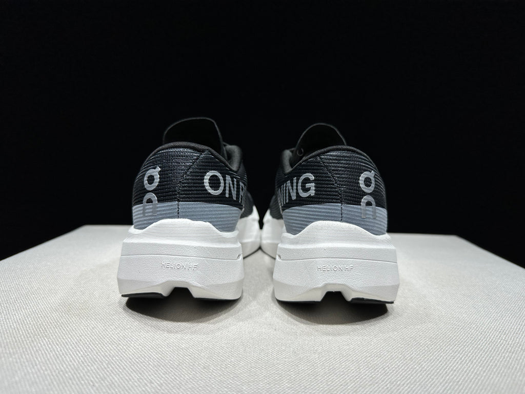 ON - CLOUDBOOM VOLT BLACK WHITE LOGO