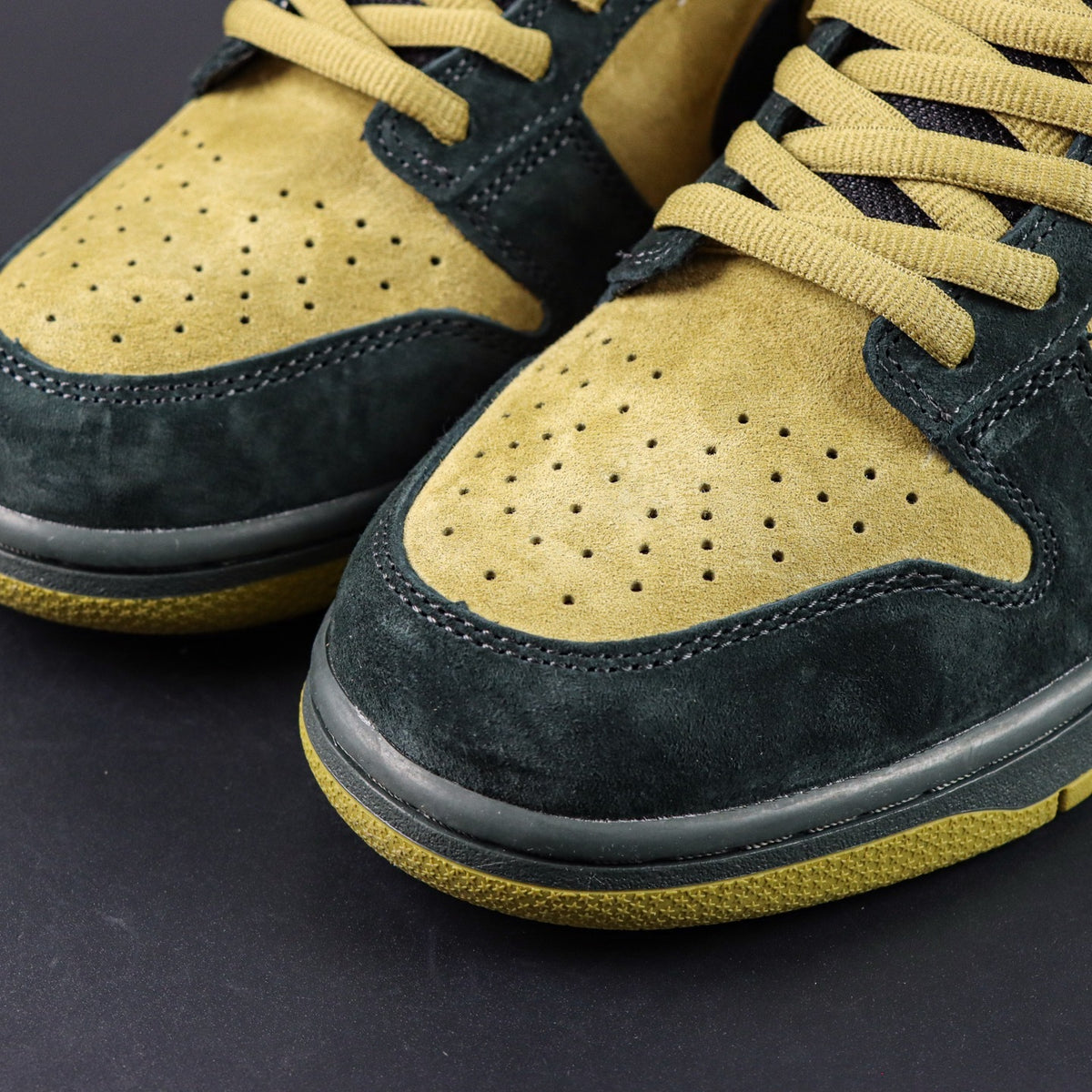 Nike SB Dunk  Low Supreme "Camper Green"