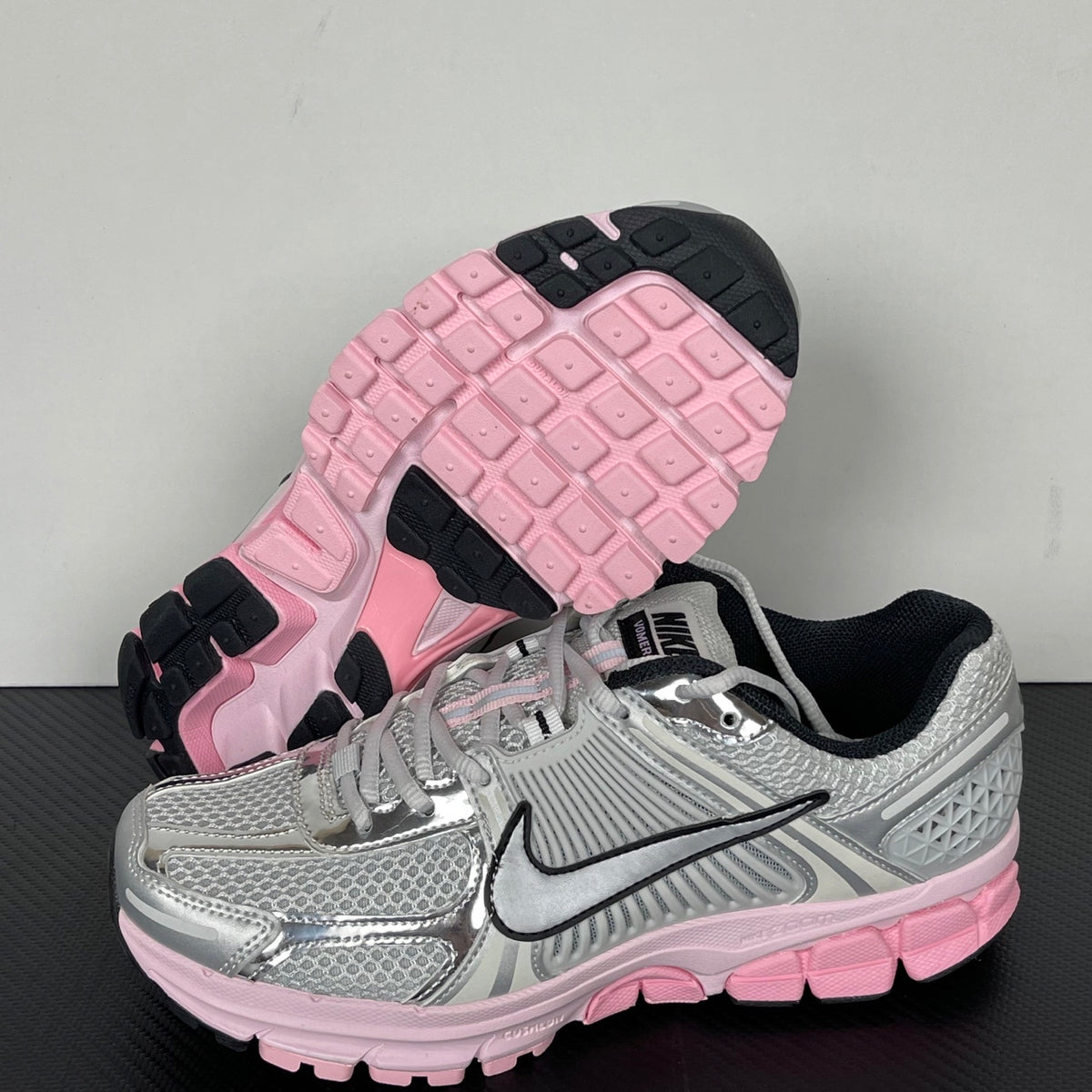 NIKE AIR ZOOM VOMERO 5 "Photon Dust / Metallic Silver / Pink Foam"