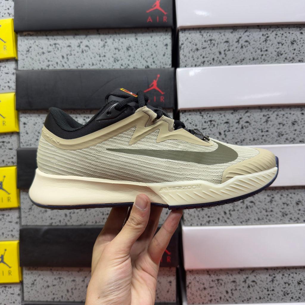 NIKE COURT AIR ZOOM VAPOR PRO 3 HERITAGE HC Desert Khaki Medium Olive