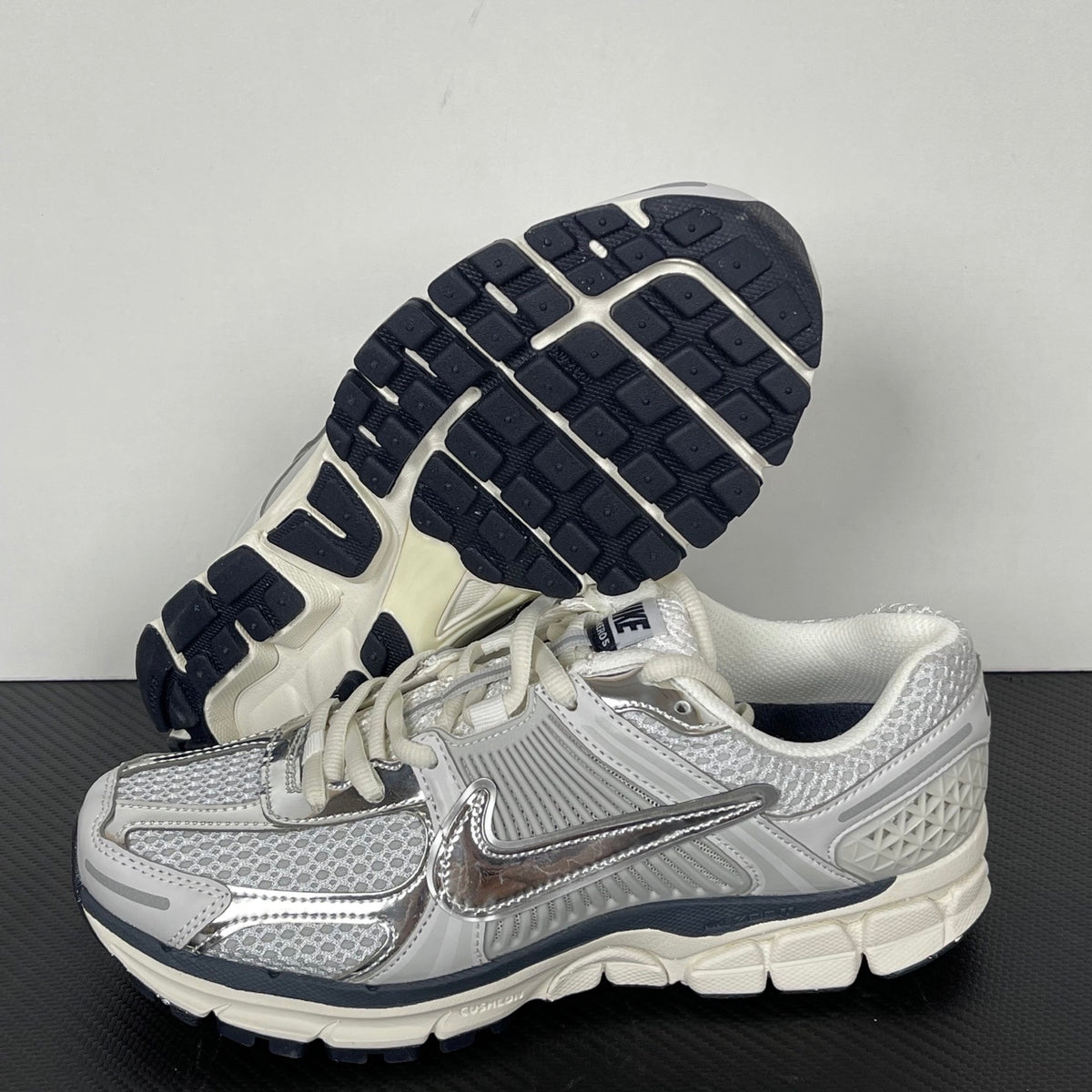 NIKE AIR ZOOM VOMERO 5 Photon Dust / Metallic Silver