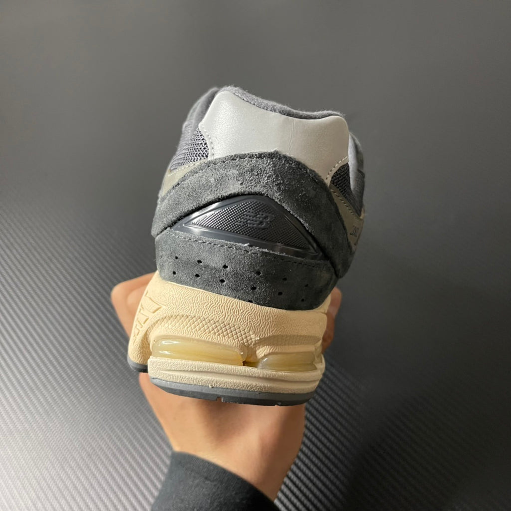 NEW BALANCE 2002R charcoal and grey