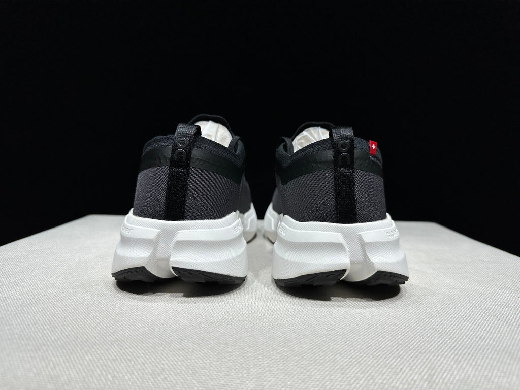 ON - CLOUDSOMA BLACK WHITE