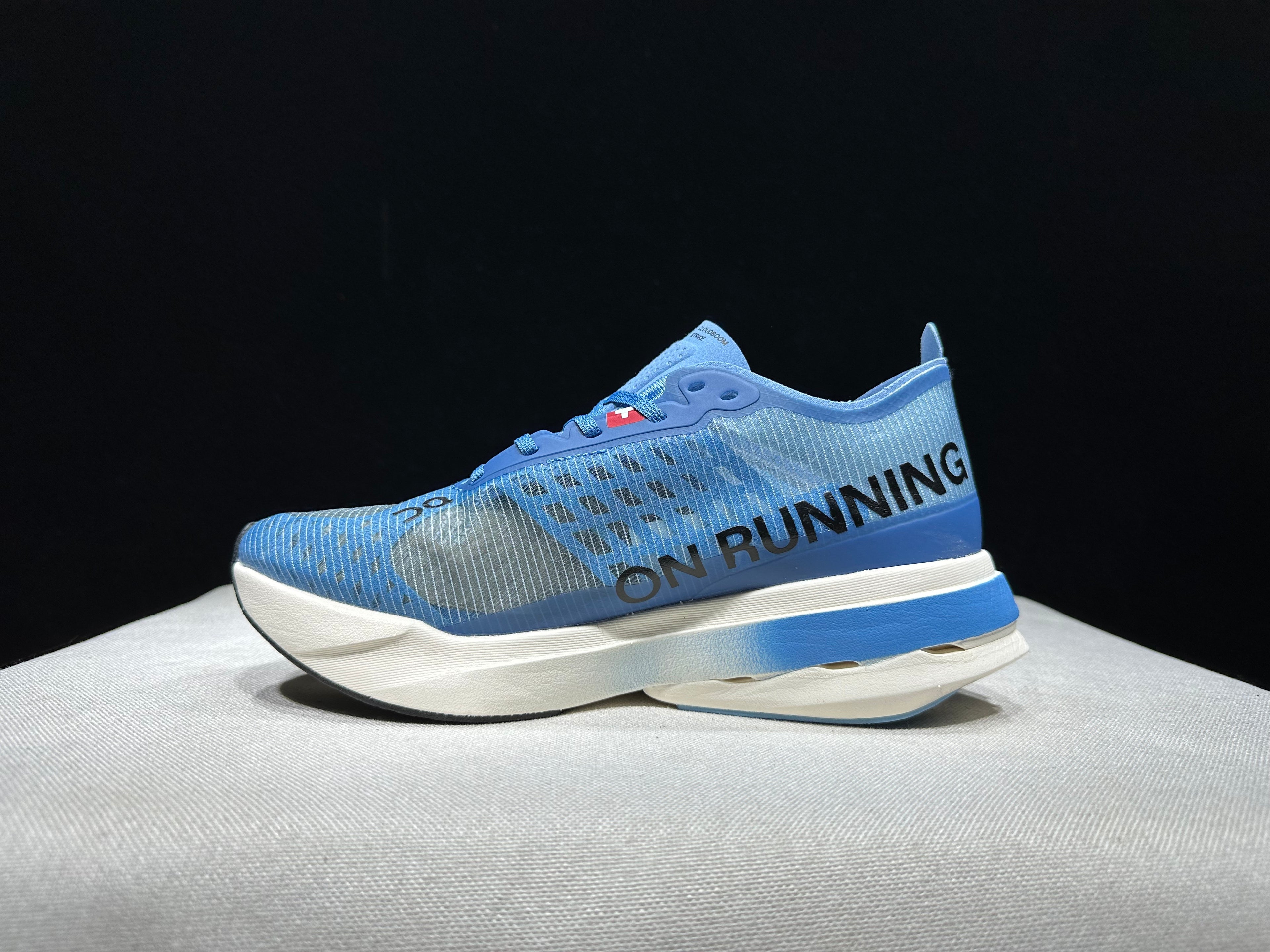 ON - Cloudboom Strike 'White | Blue'