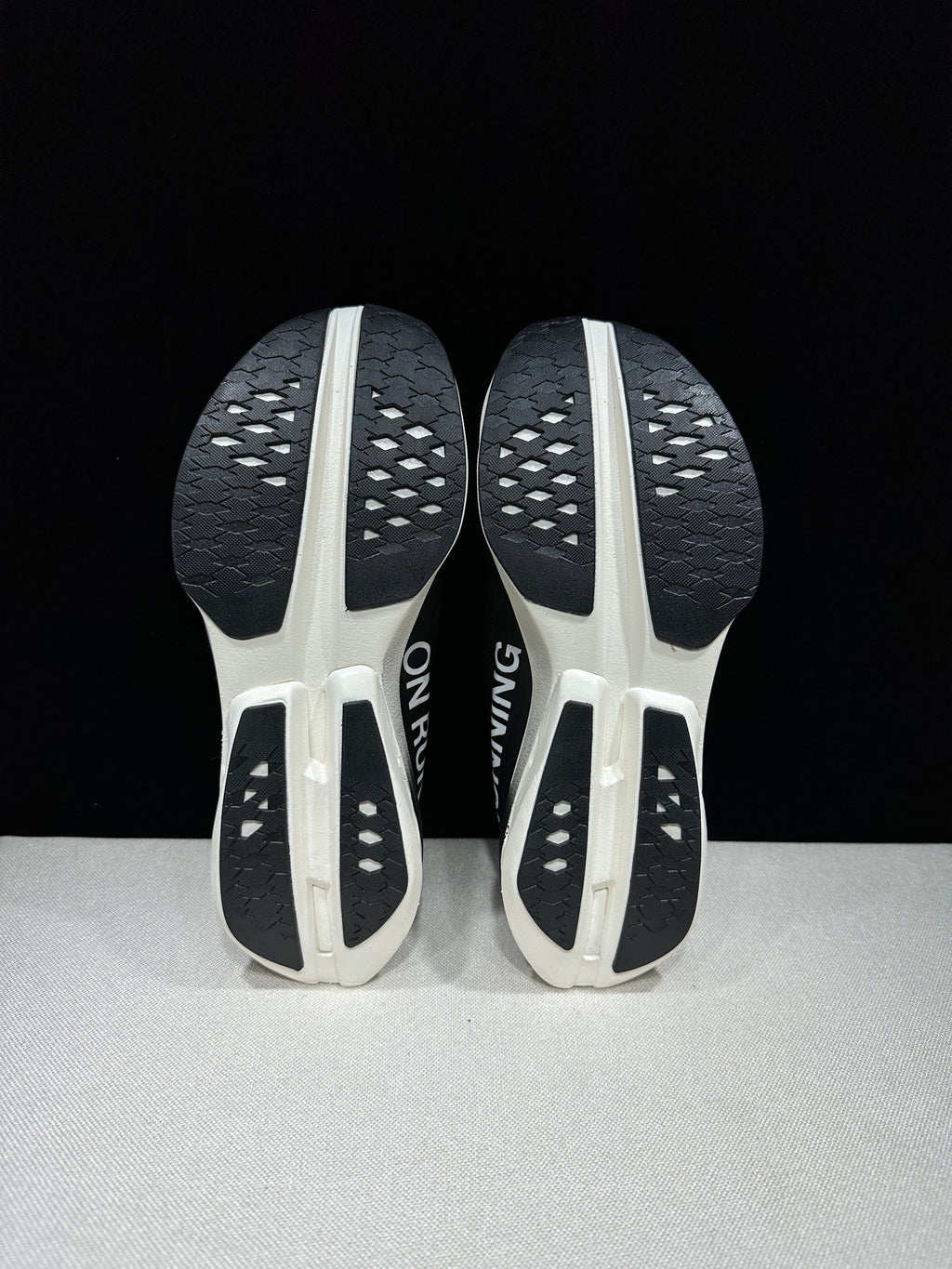 ON - Cloudboom Strike 'Black | White'
