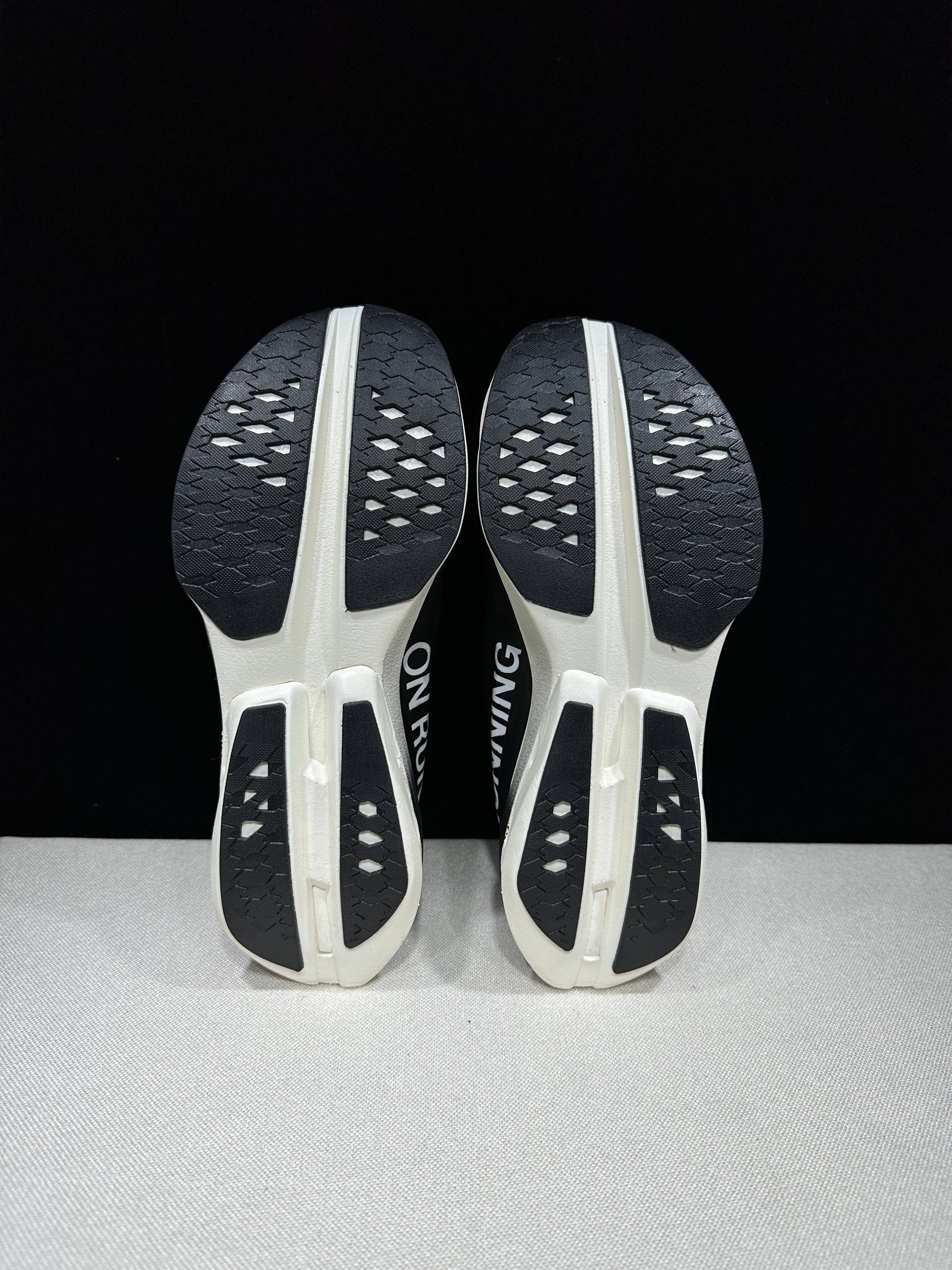ON - Cloudboom Strike 'Black | White'