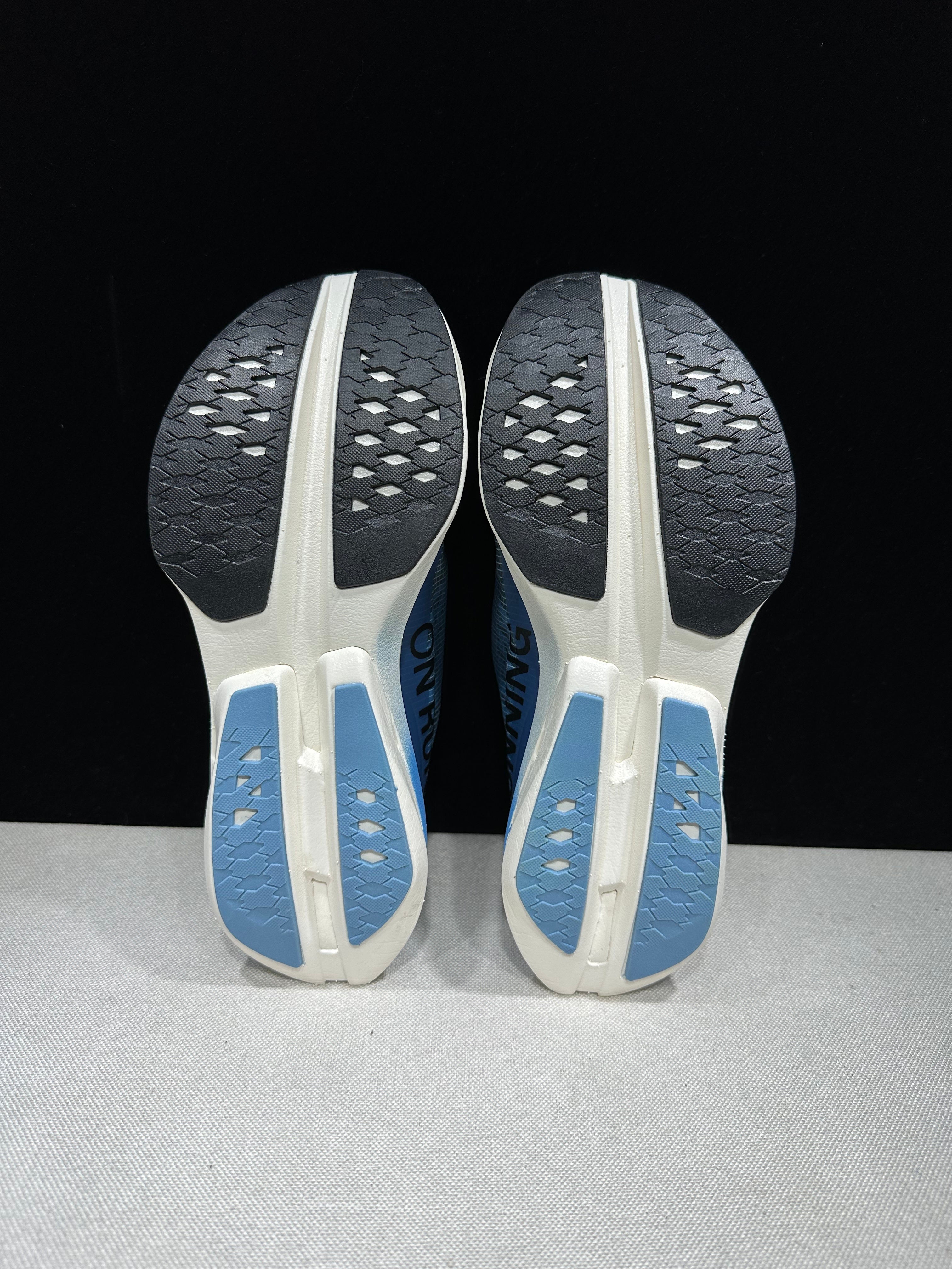 ON - Cloudboom Strike 'White | Blue'