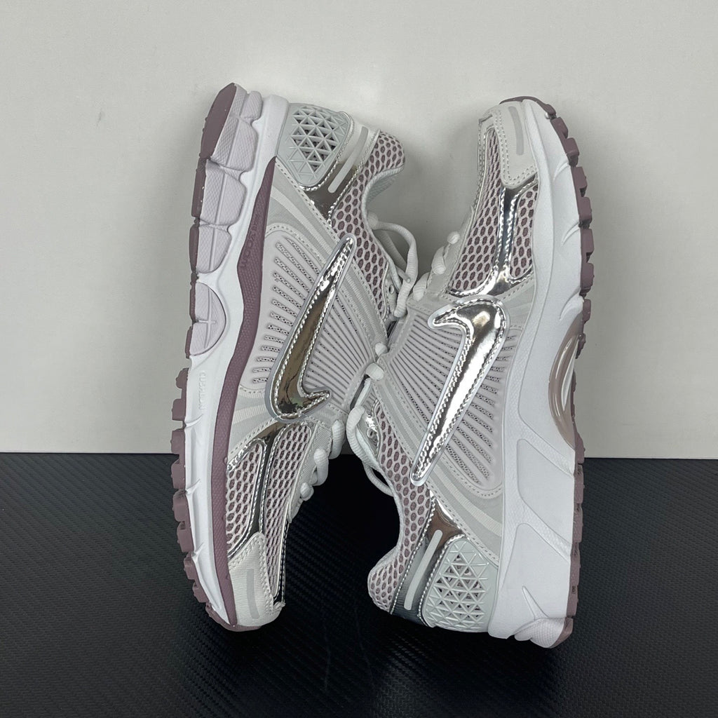 NIKE AIR ZOOM VOMERO 5 Metallic Silver / Platinum Violet