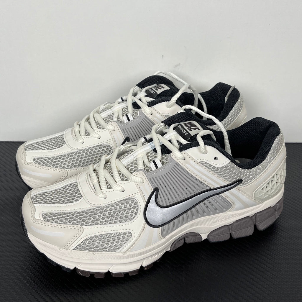 NIKE AIR ZOOM VOMERO 5 Phantom / Metallic Platinum – Light Iron Ore