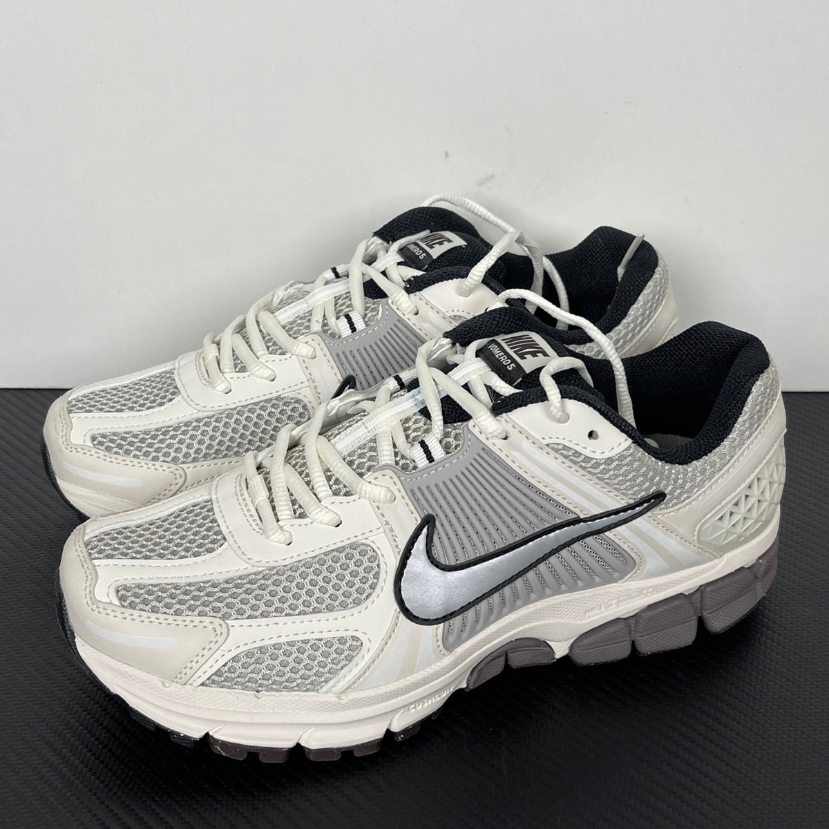 NIKE AIR ZOOM VOMERO 5 Phantom / Metallic Platinum – Light Iron Ore