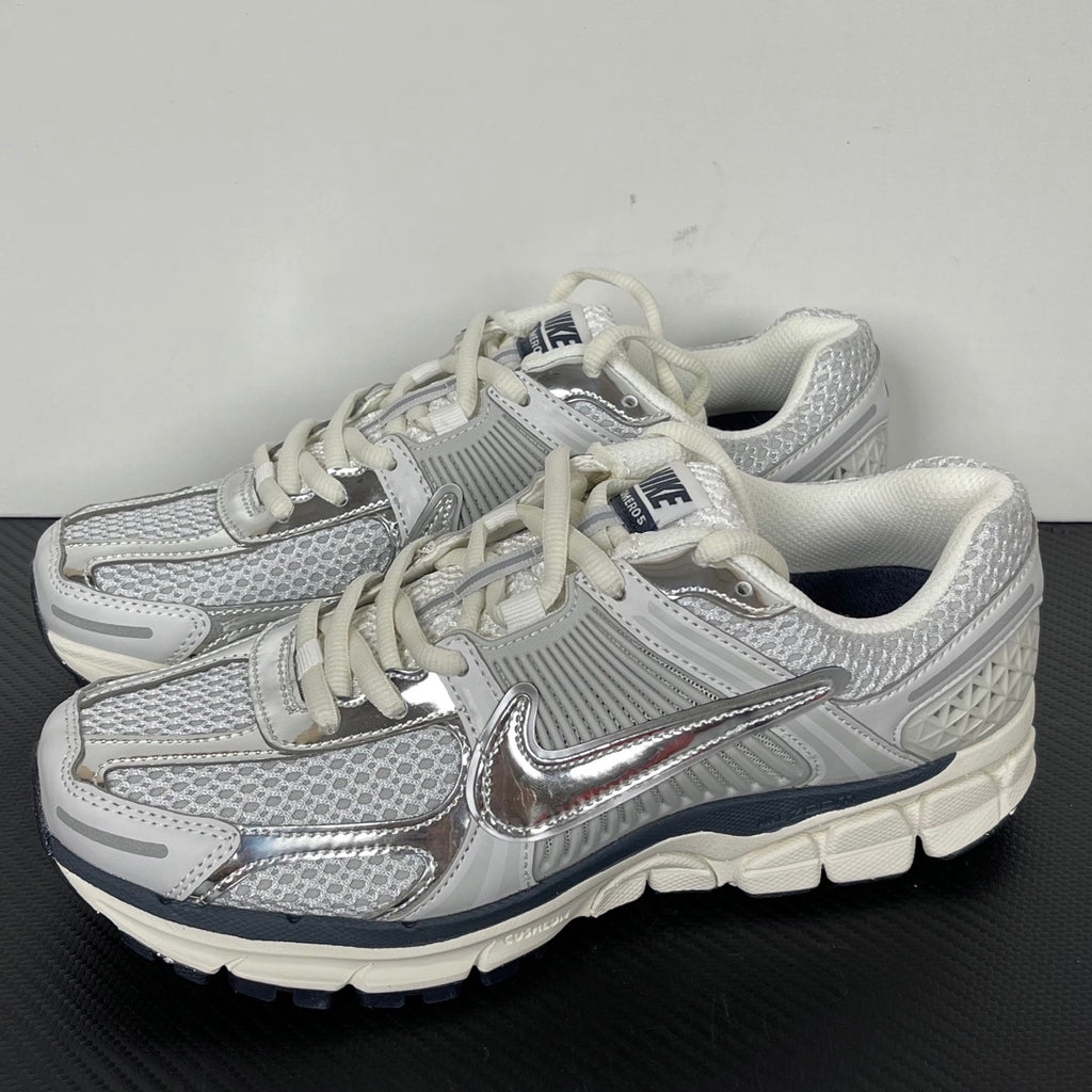 NIKE AIR ZOOM VOMERO 5 Photon Dust / Metallic Silver
