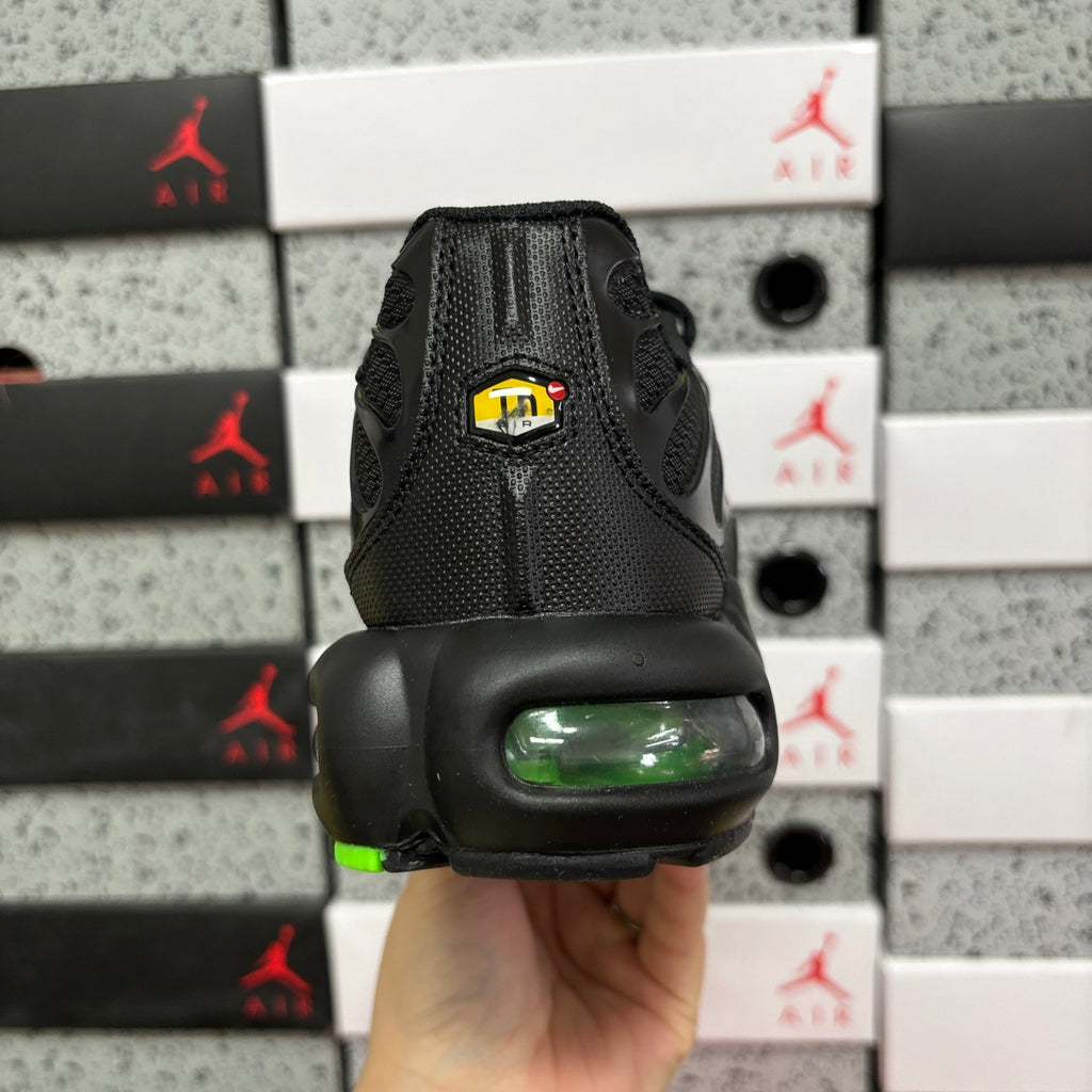 NIKE AIR MAX PLUS Black Green Strike